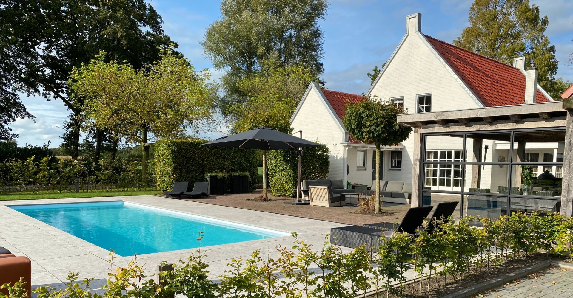 Zwembad laten aanleggen